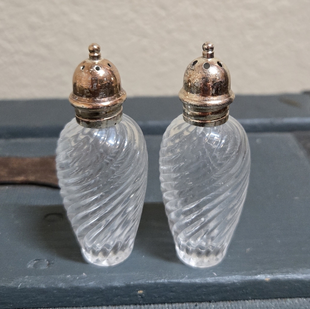 Vintage Glass Swirl Salt And Pepper Shaker Set With Plated Silver Tops - Picture 2 of 6